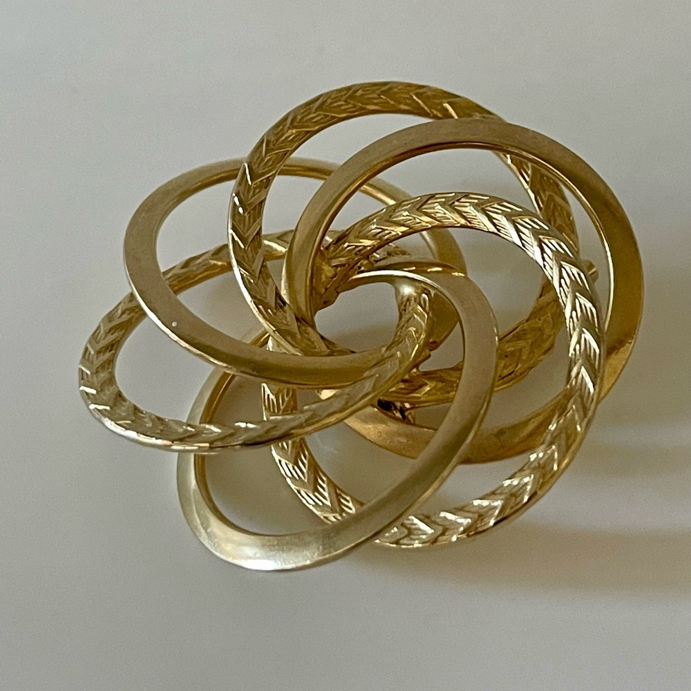 Vintage Gold Tone Design Connected Hoops Brooch Pin